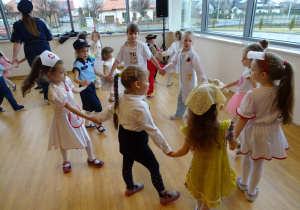 Przedszkolaki tańczą w kółeczku